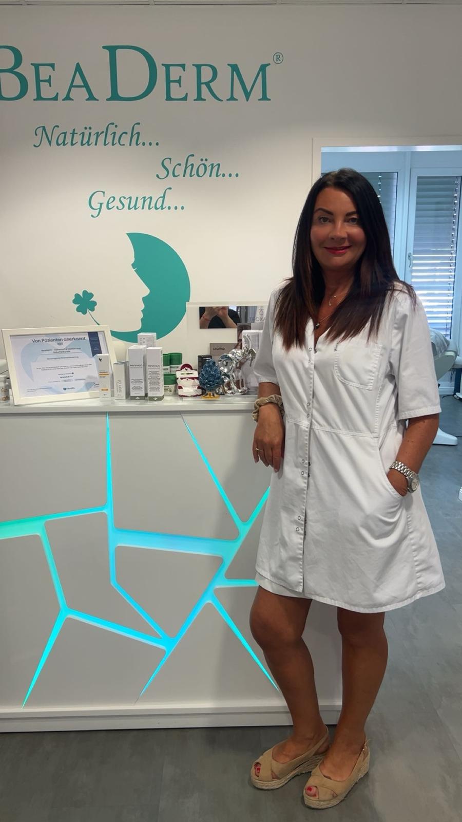 Beata Wojs, Heilpraktikerin und Inhaberin von BeaDerm München, in ihrer Praxis