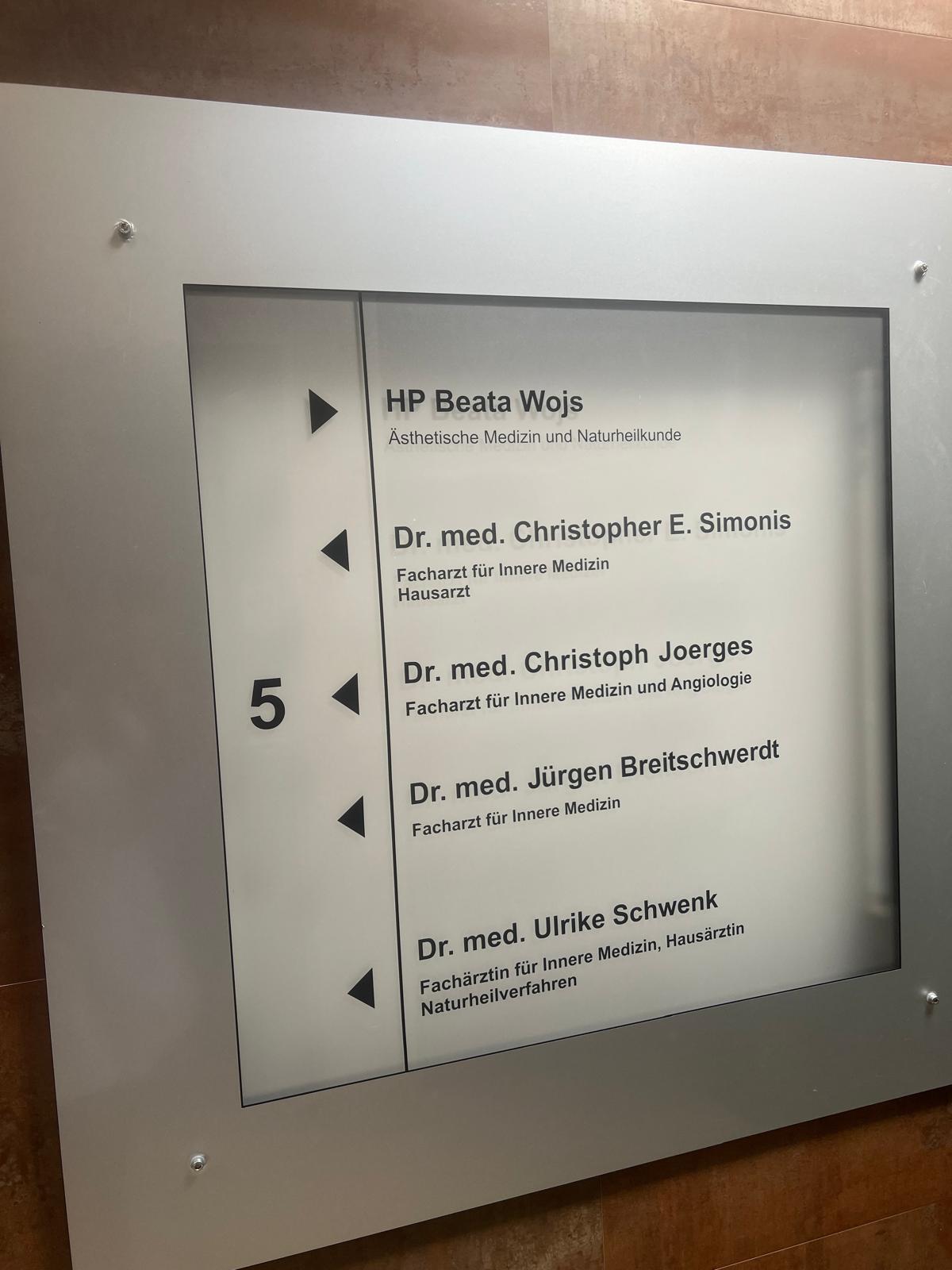 Hausverzeichnis mit Hinweis auf Beata Wojs im fünften Obergeschoss